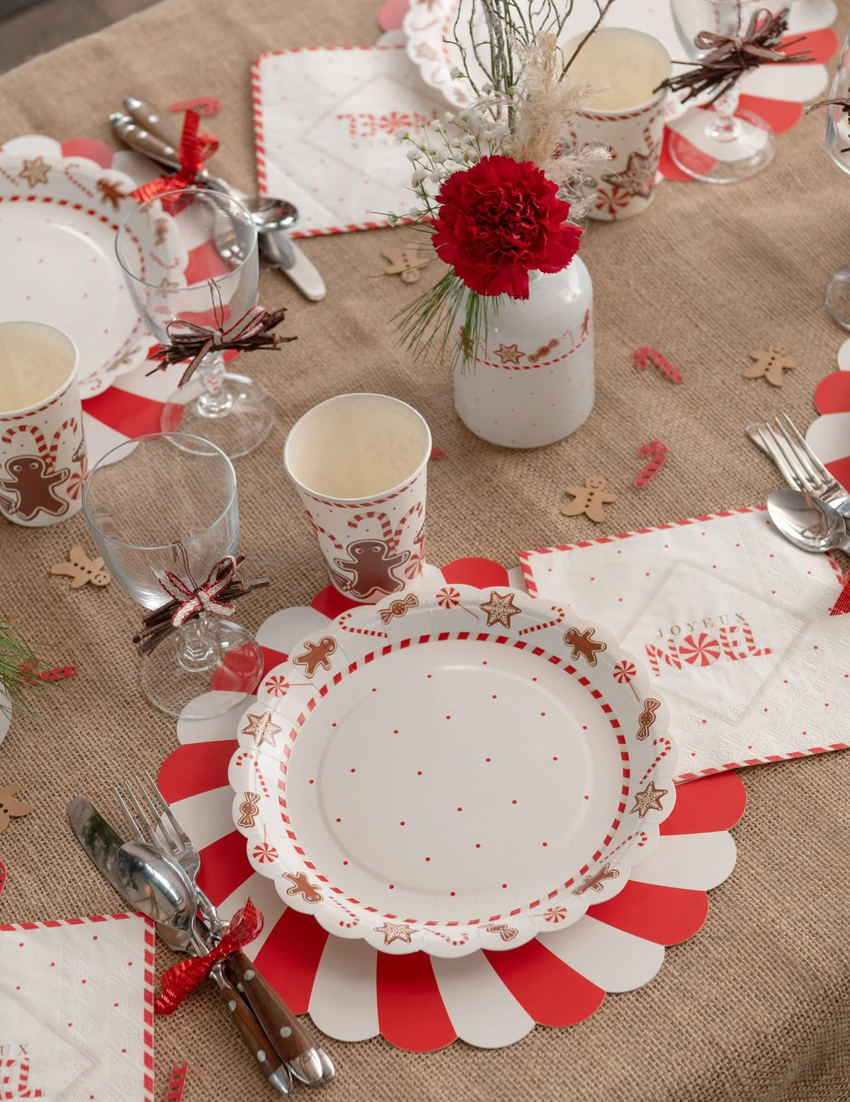 Vue d'ensemble sur table de fête des gobelets en carton gourmandises de Noël