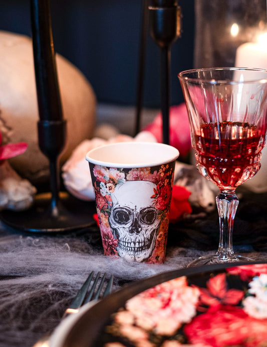 Mise en situation sur table décorée du gobelet en carton squelette fleuri