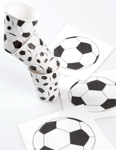 Mise en situation avec serviettes assorties du gobelet en carton ballon football