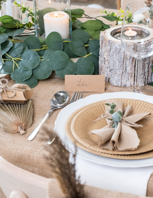 Vue d'ensemble de la décoration de table champêtre du marque-place en kraft pour mariage