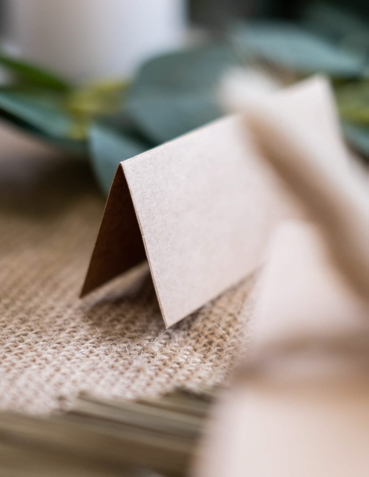 Vue de profil du marque-place en kraft pour mariage