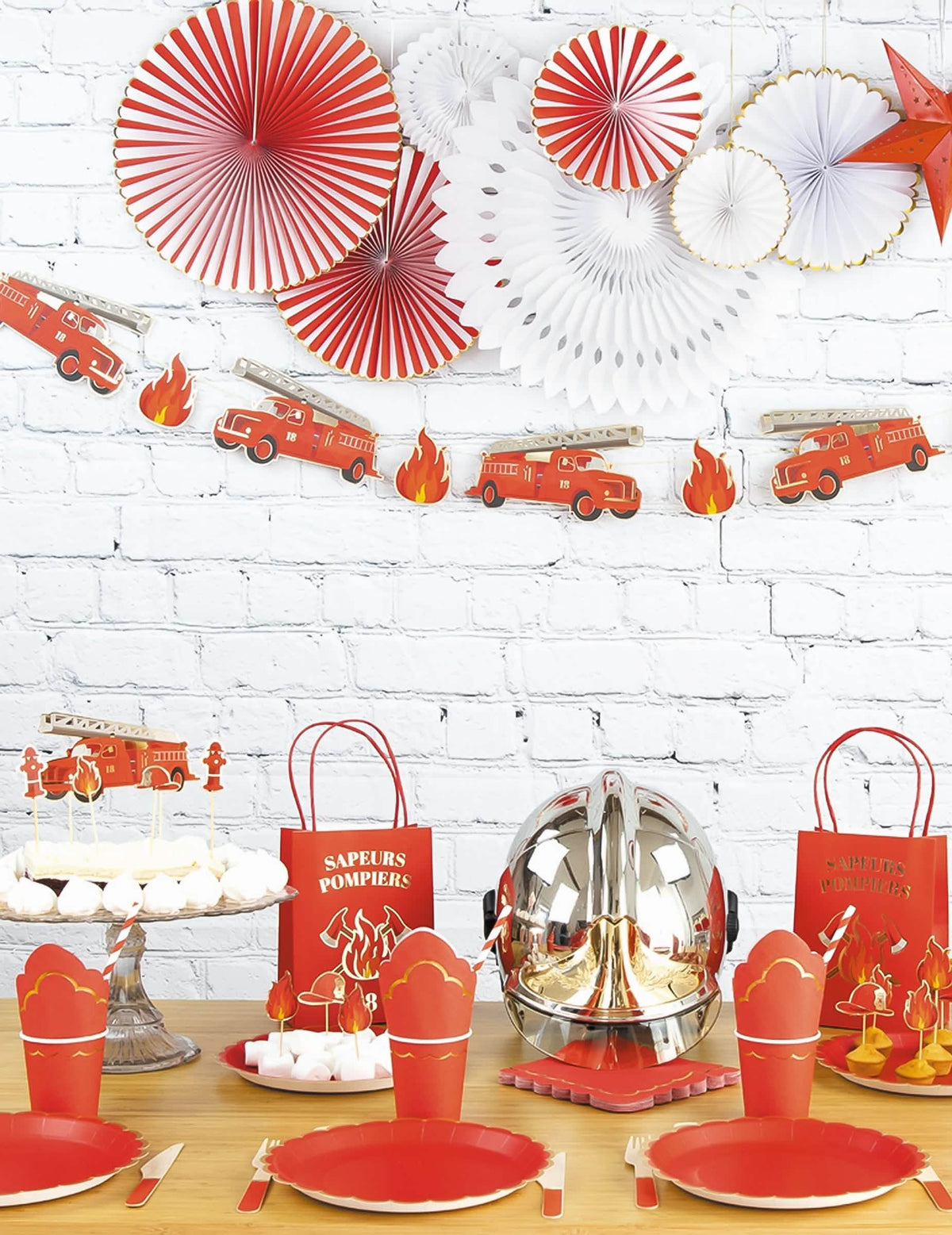 Mise en situation sur une table de fête des pailles en carton Pompier rouges