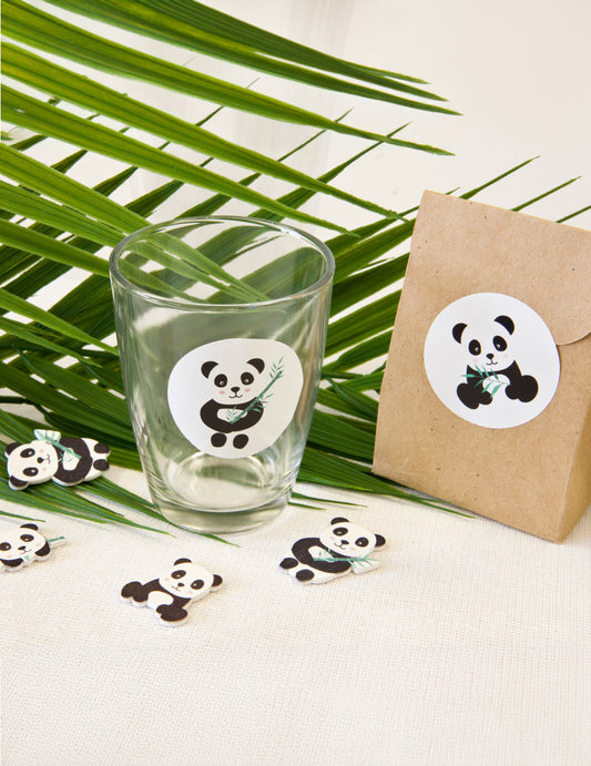 Exemple d'utilisation sur un verre et un sachet kraft du stickers autocollants ronds panda