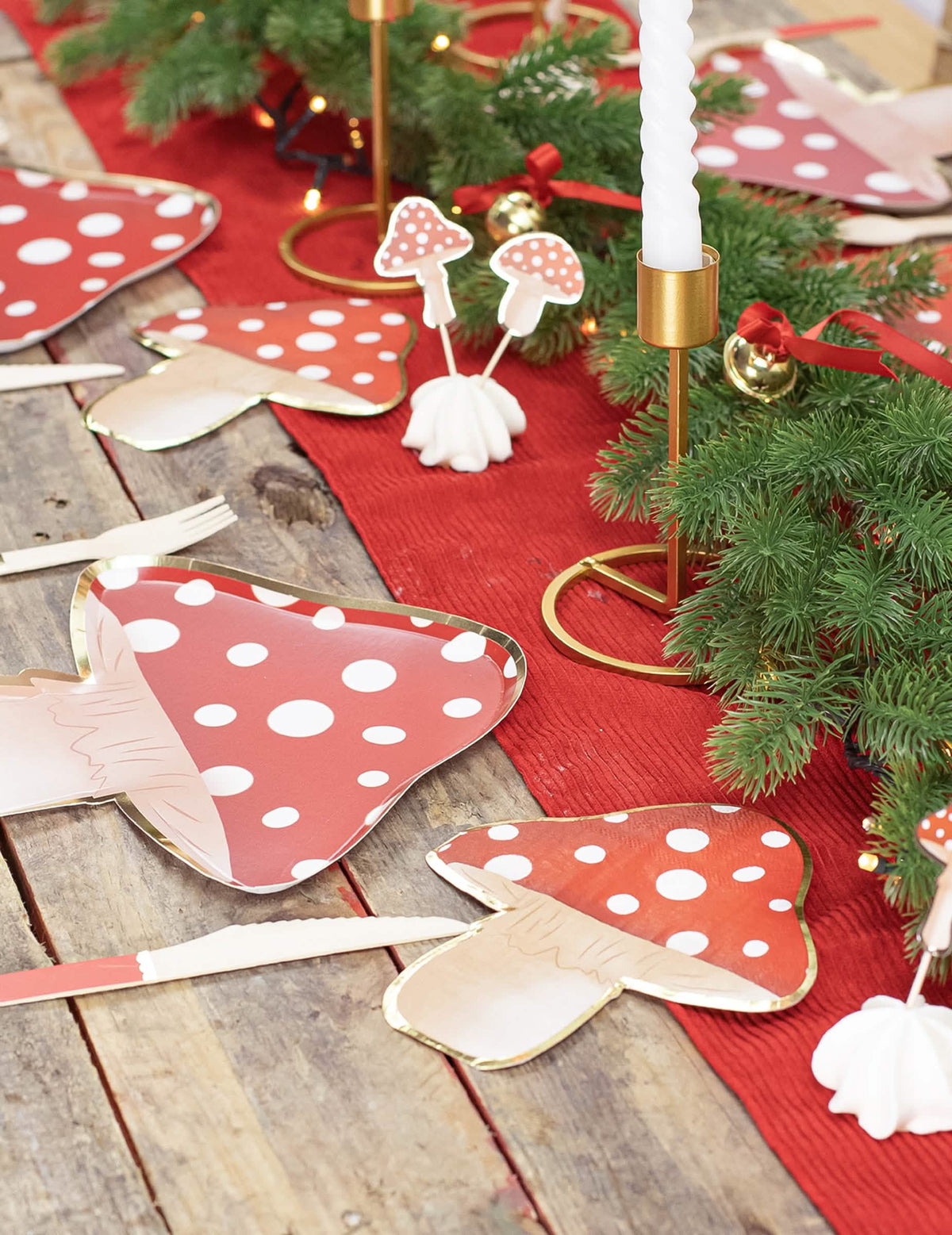 Mise en scène festive sur table des serviettes en papier champignon rouge et blanc