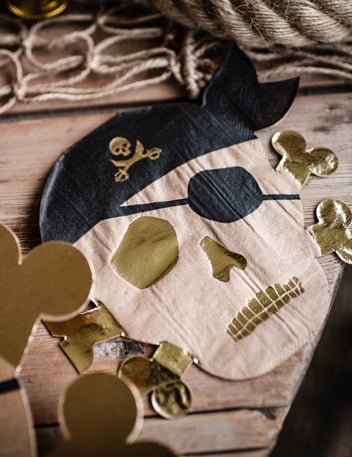 Détail de la dorure des serviettes en papier tête de pirate