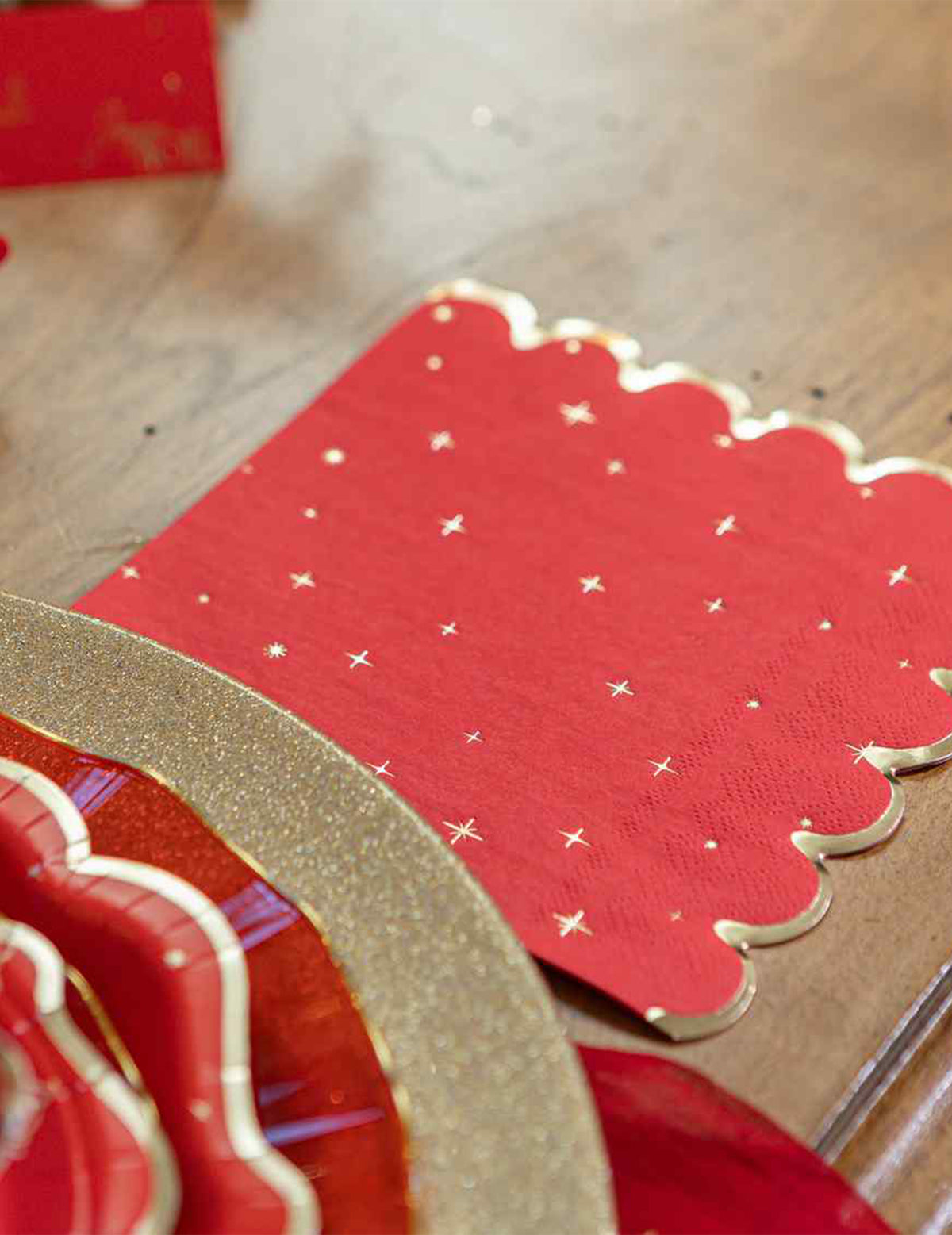 16 Weihnachtsservietten zeitlos rot-gold 33 x 33 cm