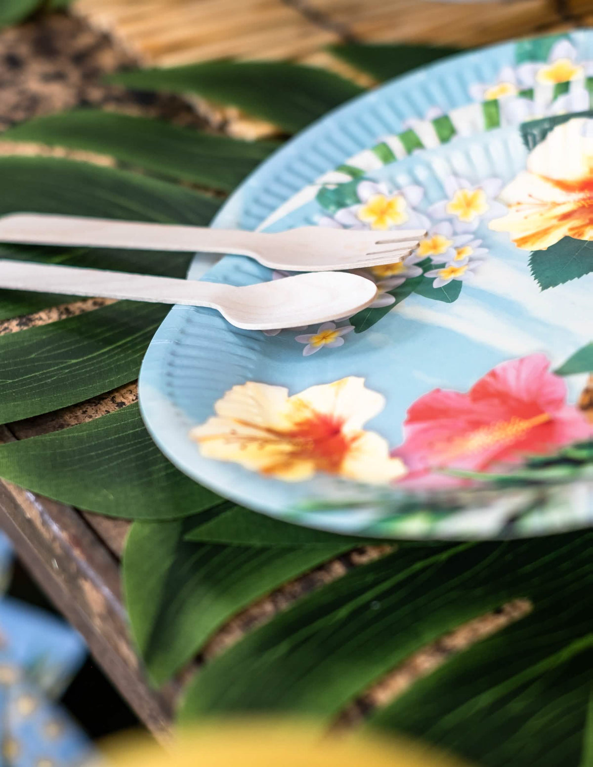 Mise en situation des couverts en bois assortis naturels