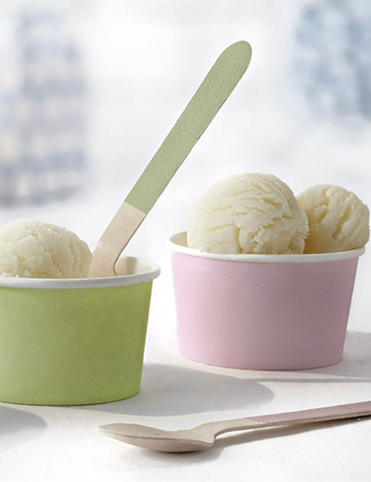 Mise en situation des couverts en bois avec manche en couleurs pastels pour fête