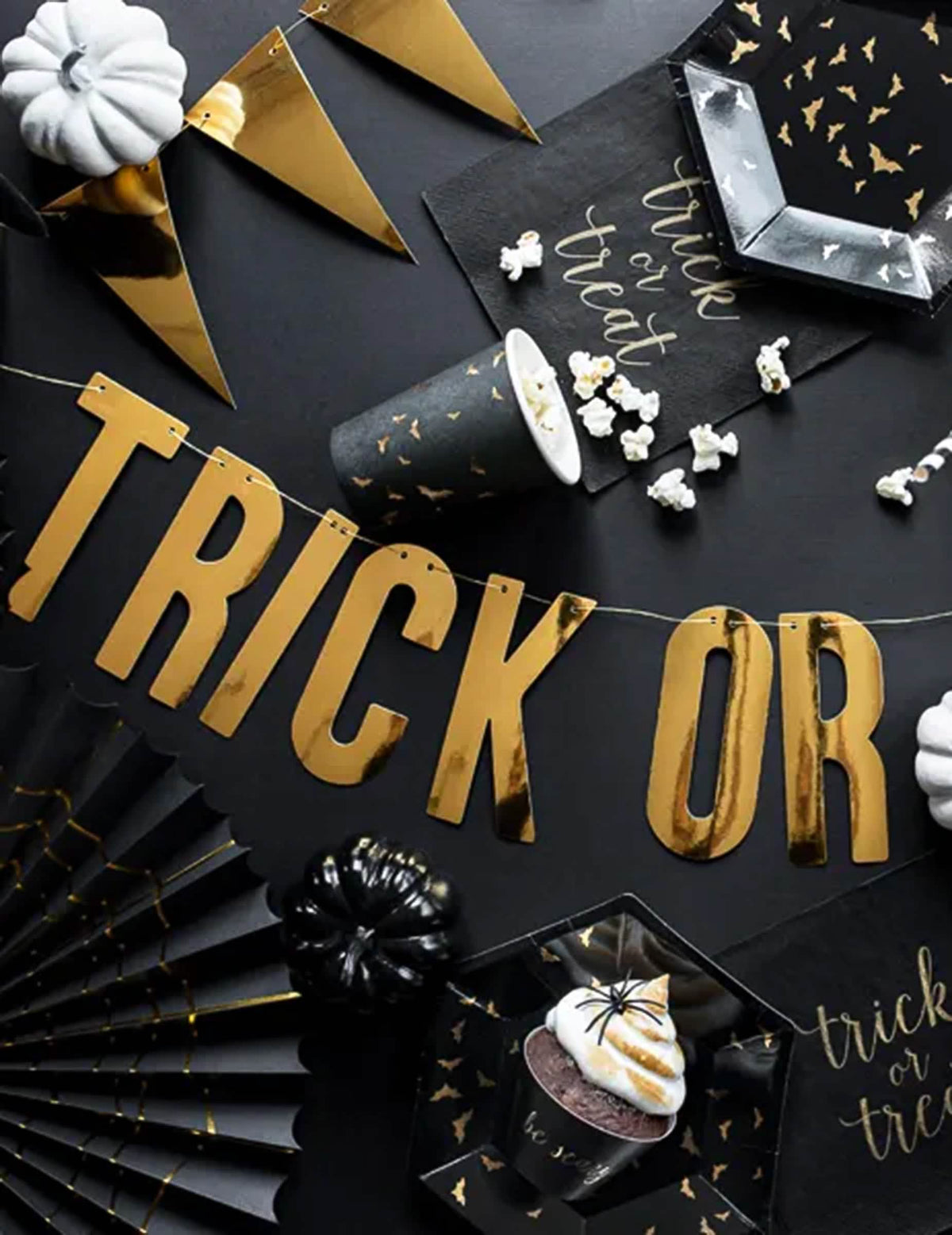 Ambiance Trick or treat des rosaces décoratives en papier araignée pour halloween