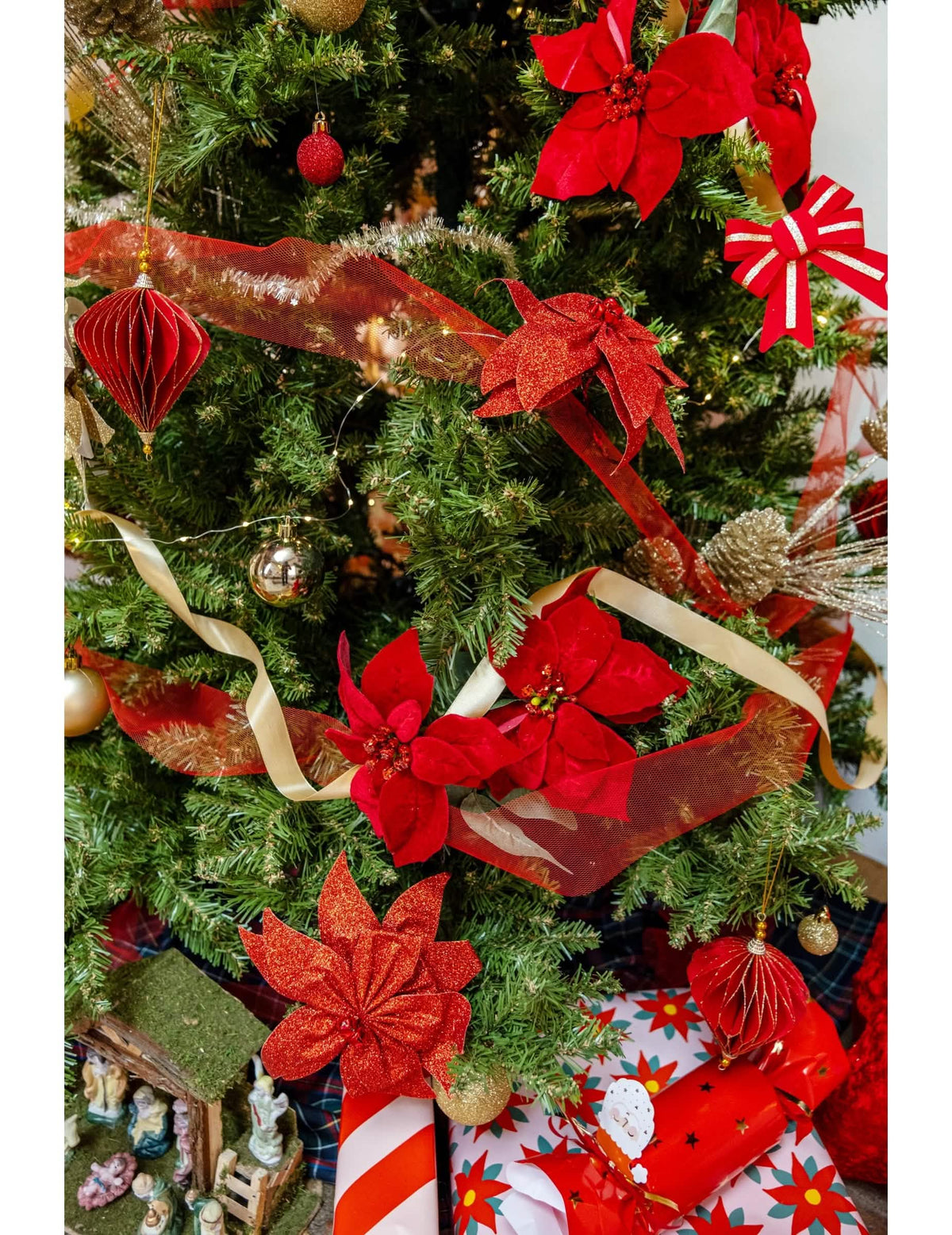 Mise en situation dans un sapin de Noël des suspensions origami losanges rouges et dorées