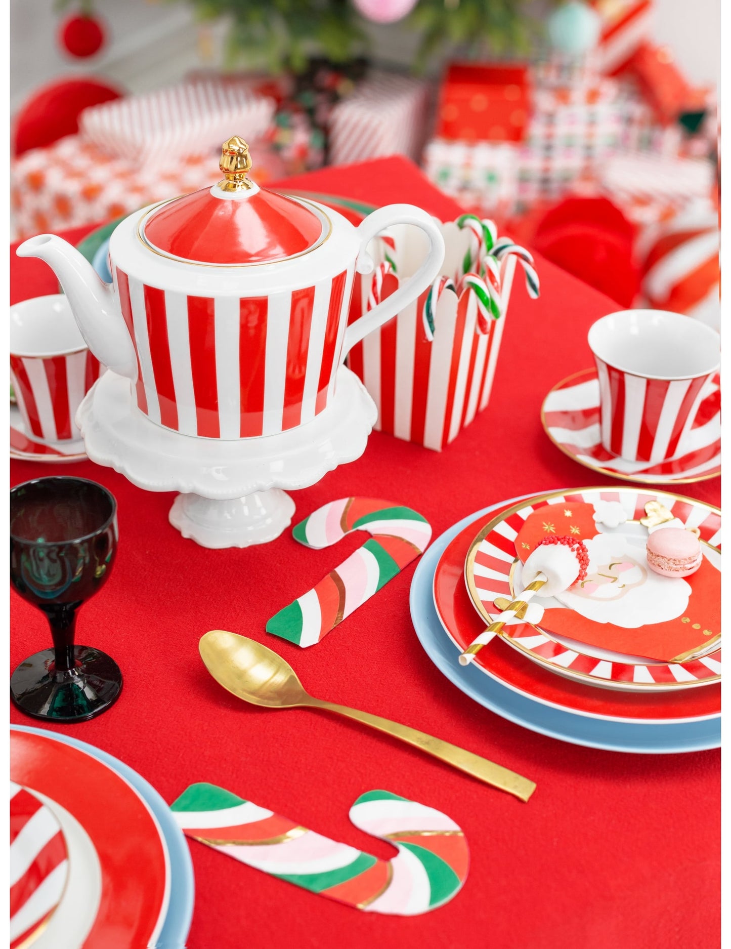 Mise en situation sur une table de fête des serviettes en papier sucre d'orge pour Noël