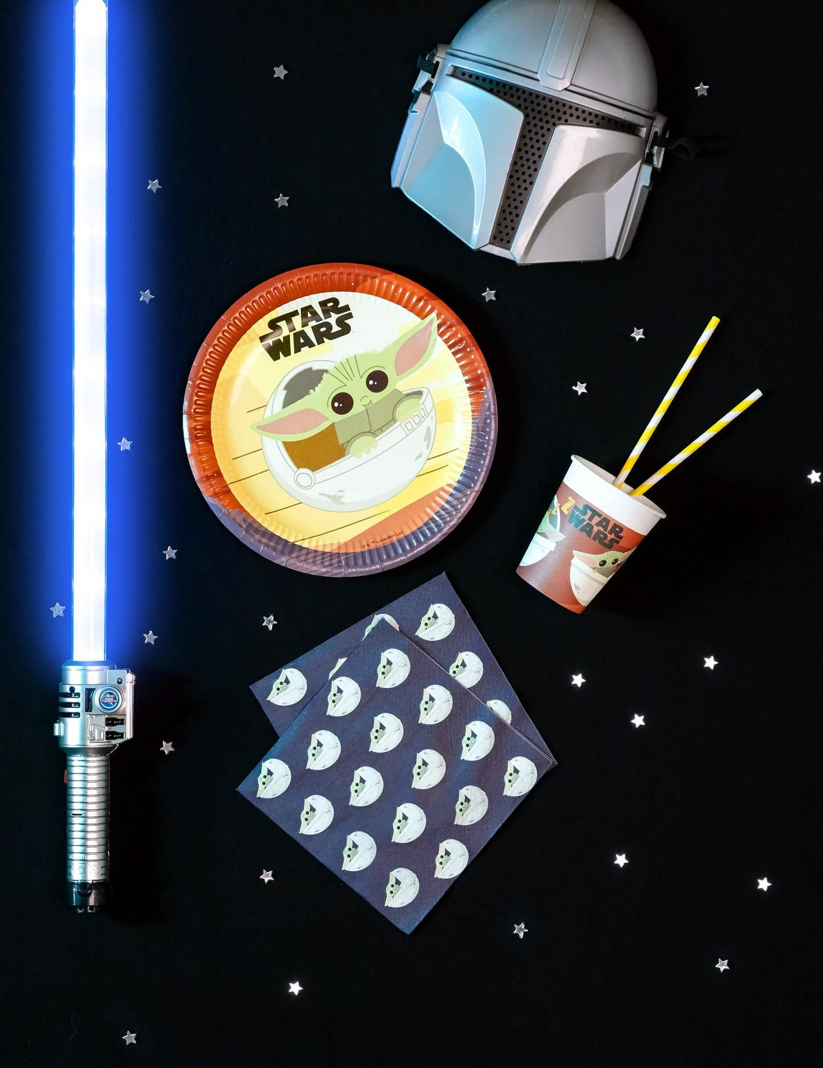 Mise en Szene mit Lichtschwert und Helm der Servietten Baby Yoda The Mandalorian