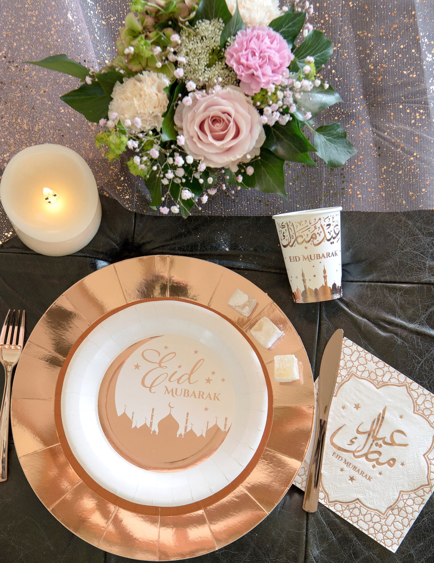 Mise en situation sur une table des serviettes en papier Eid Mubarak pour l'Aïd rose gold