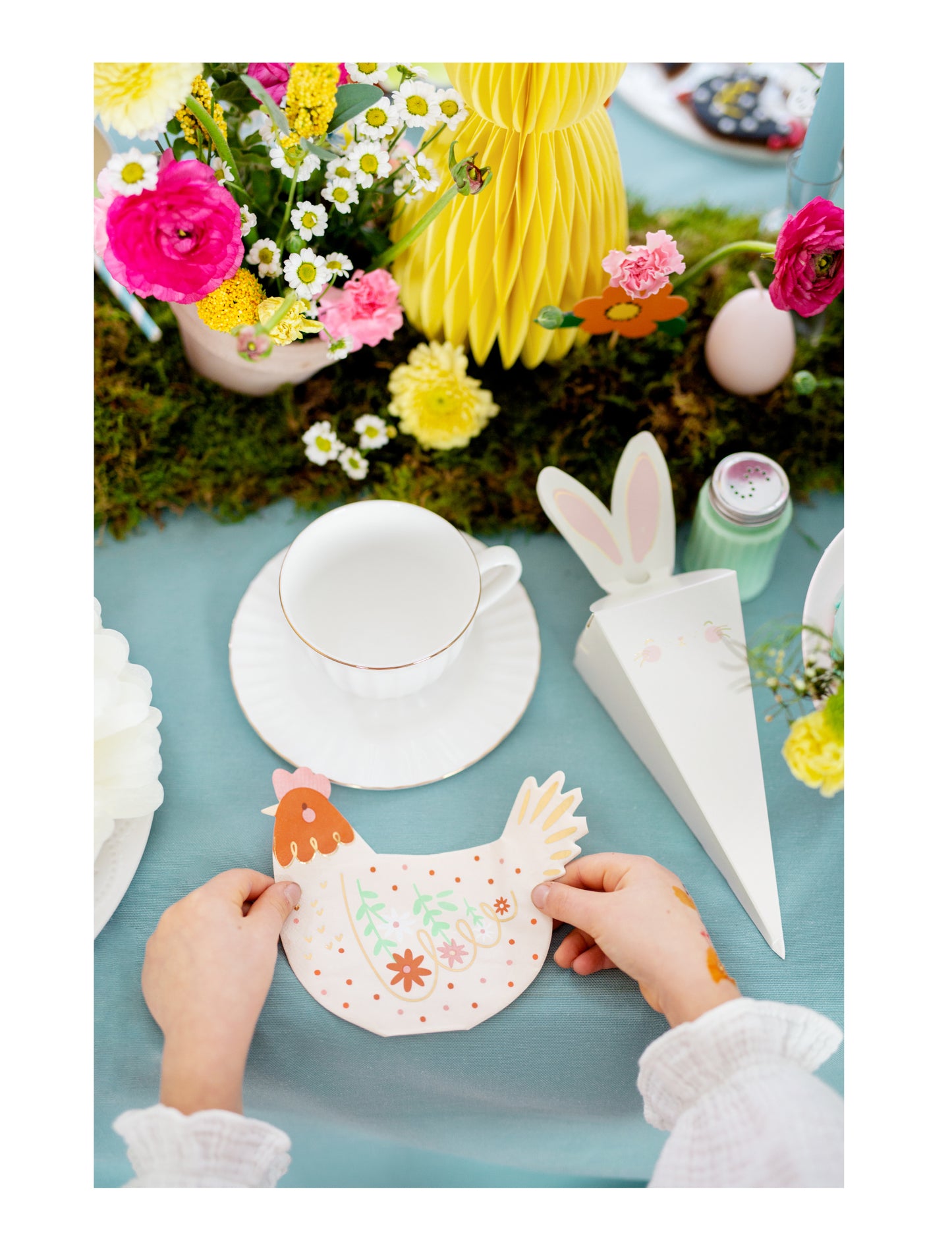 Mise en situation sur une table de fête des serviettes en papier poule de Pâques
