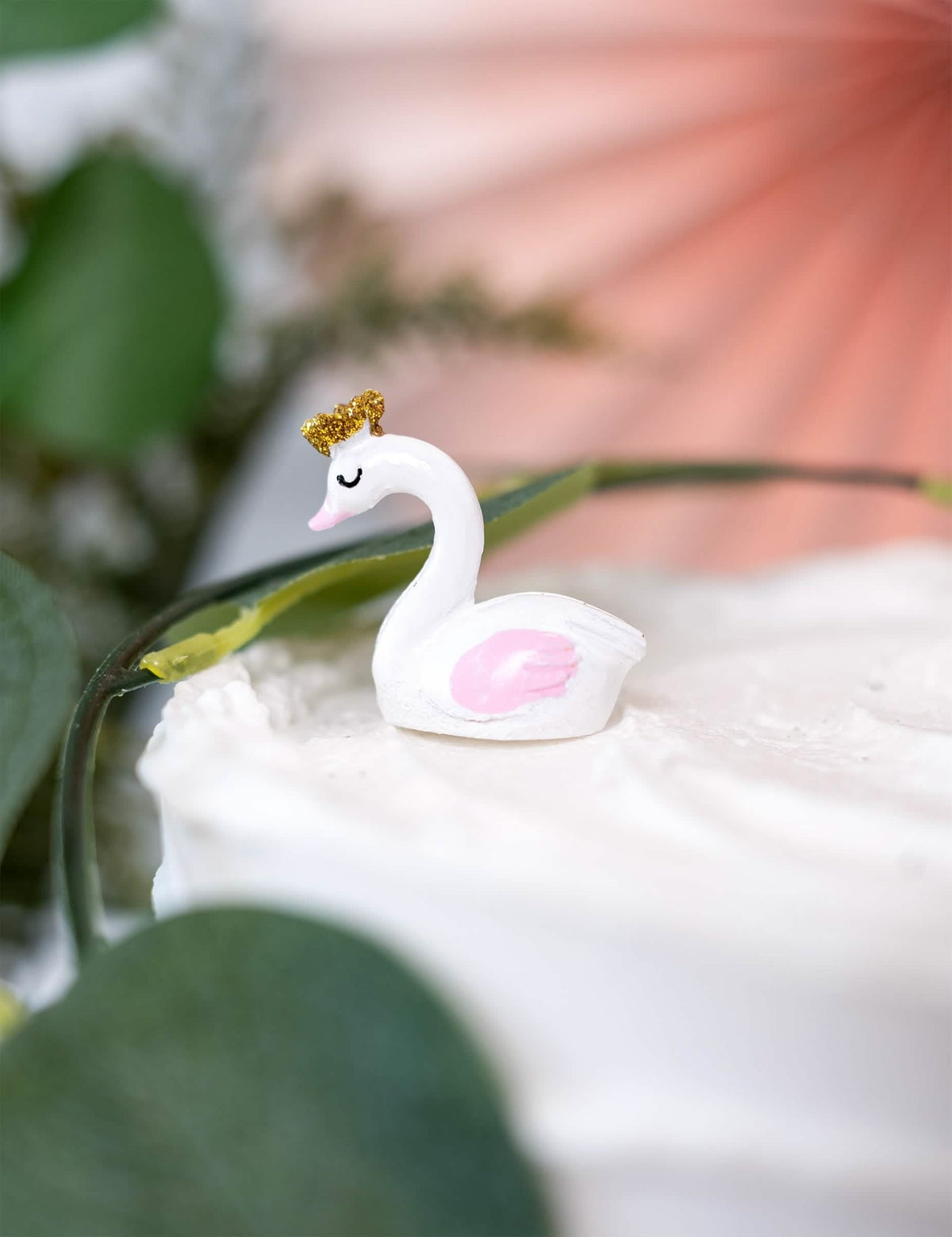 Mise en scène sur un gâteau de la figurine en résine cygne pour baby shower