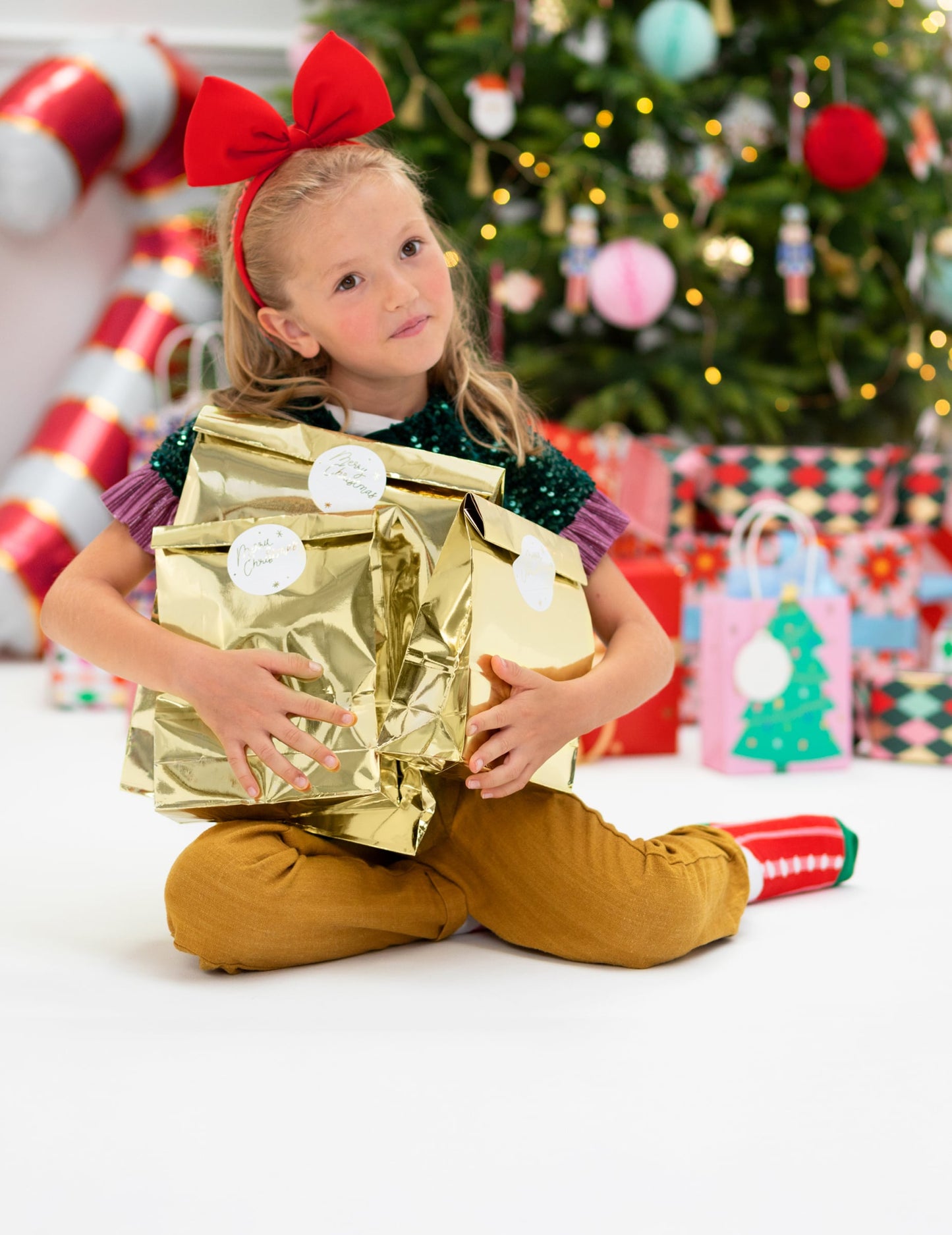 Mise en situation portée par une enfant des pochettes cadeaux de Noël pour fête