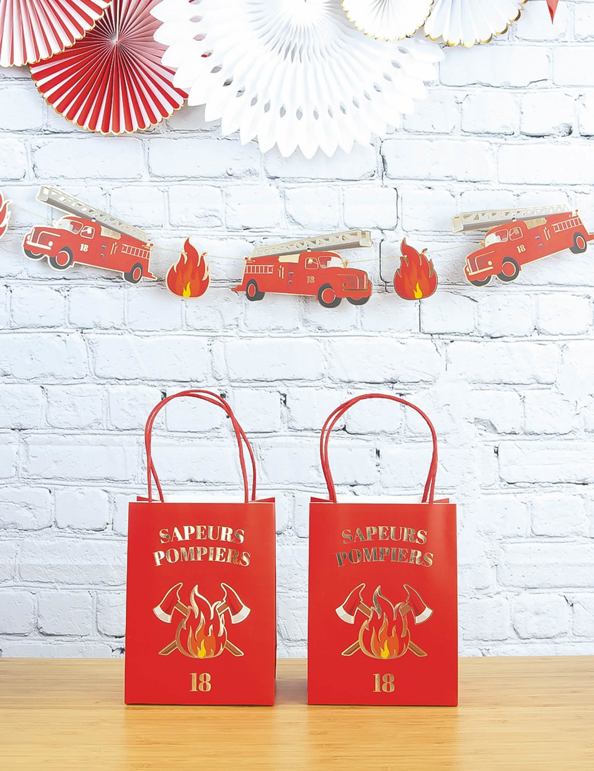 Décoration de fête avec guirlande et éventails du sac cadeau en papier Pompier