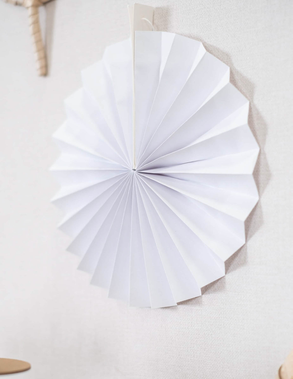 Vue de profil d'une rosace du 5 rosaces en papier pour décoration de fête