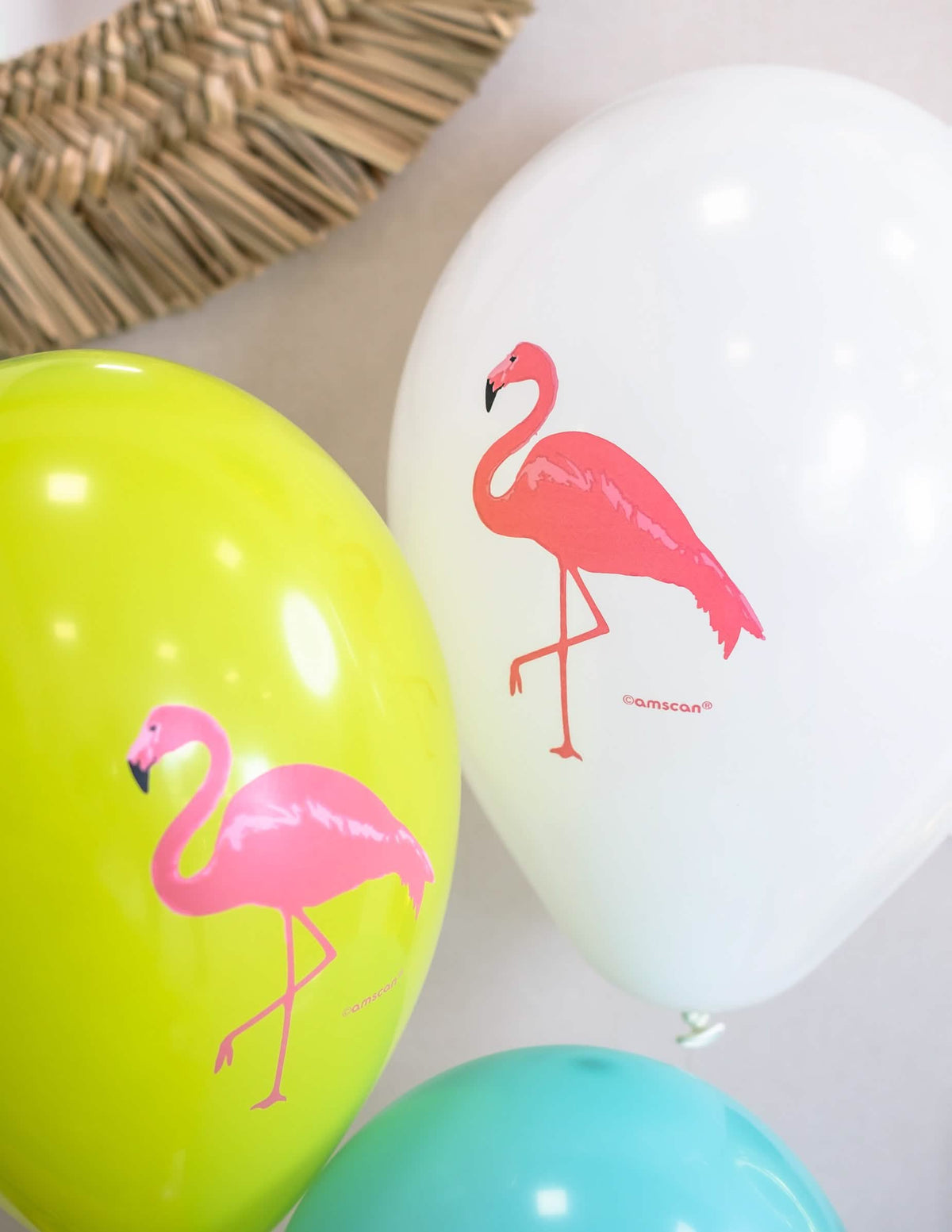 Détail des ballons blanc et vert des ballons en latex flamingo paradise