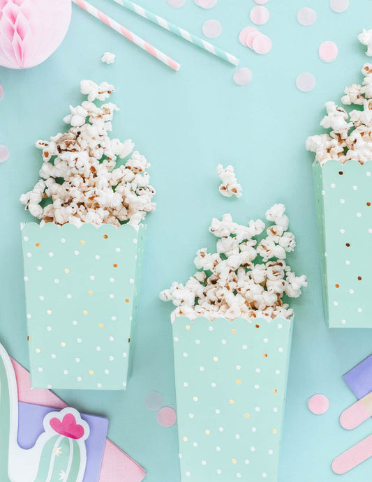 6 mintgrüne Popcornboxen aus Karton mit weißen und goldenen Punkten