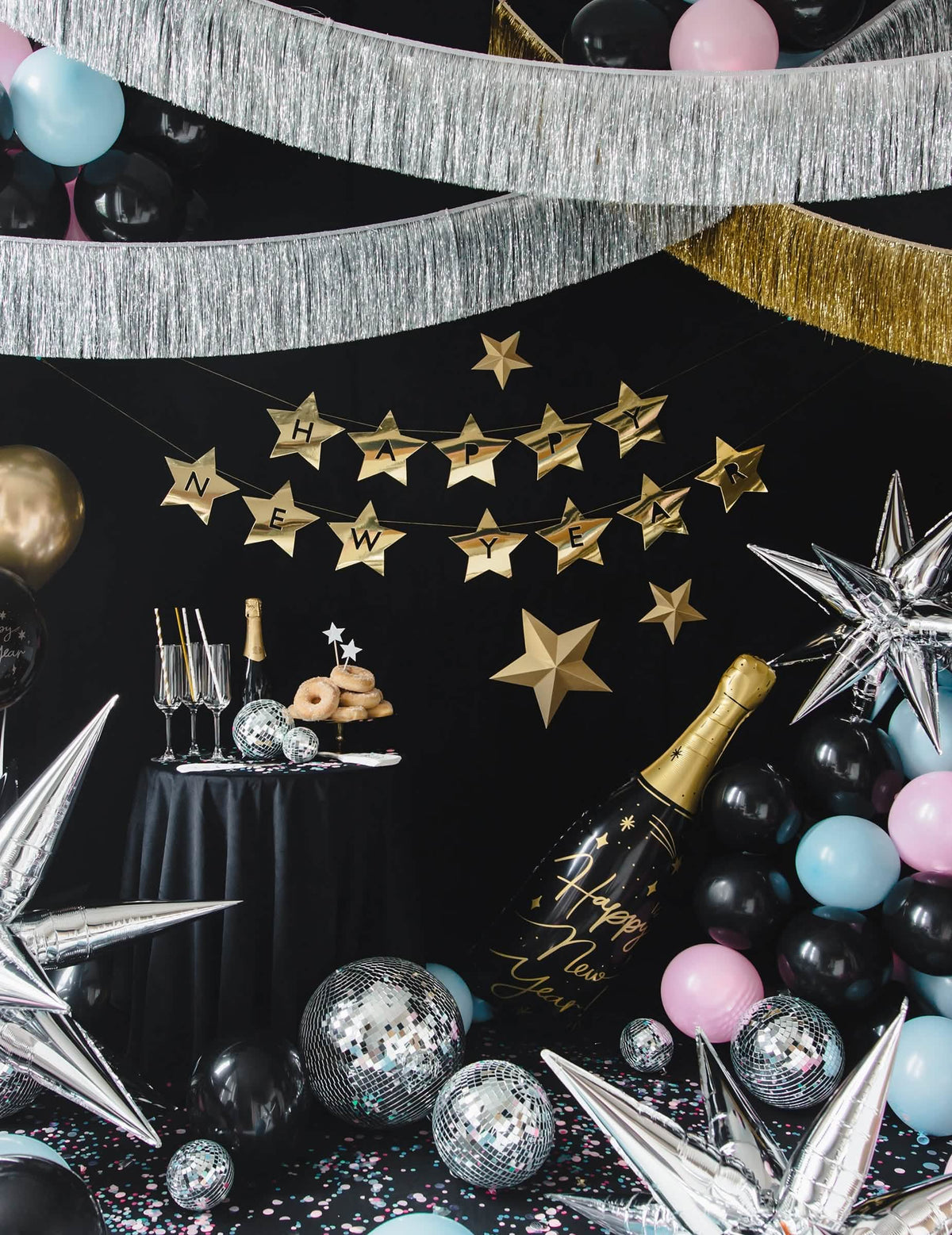 Silvesterstimmung mit Luftballons und 3D-Spiegelkugeln zum Aufhängen von der Etoile Weihnachten