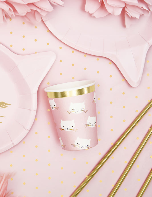Mise en situation du décor de fête des gobelets en carton chaton