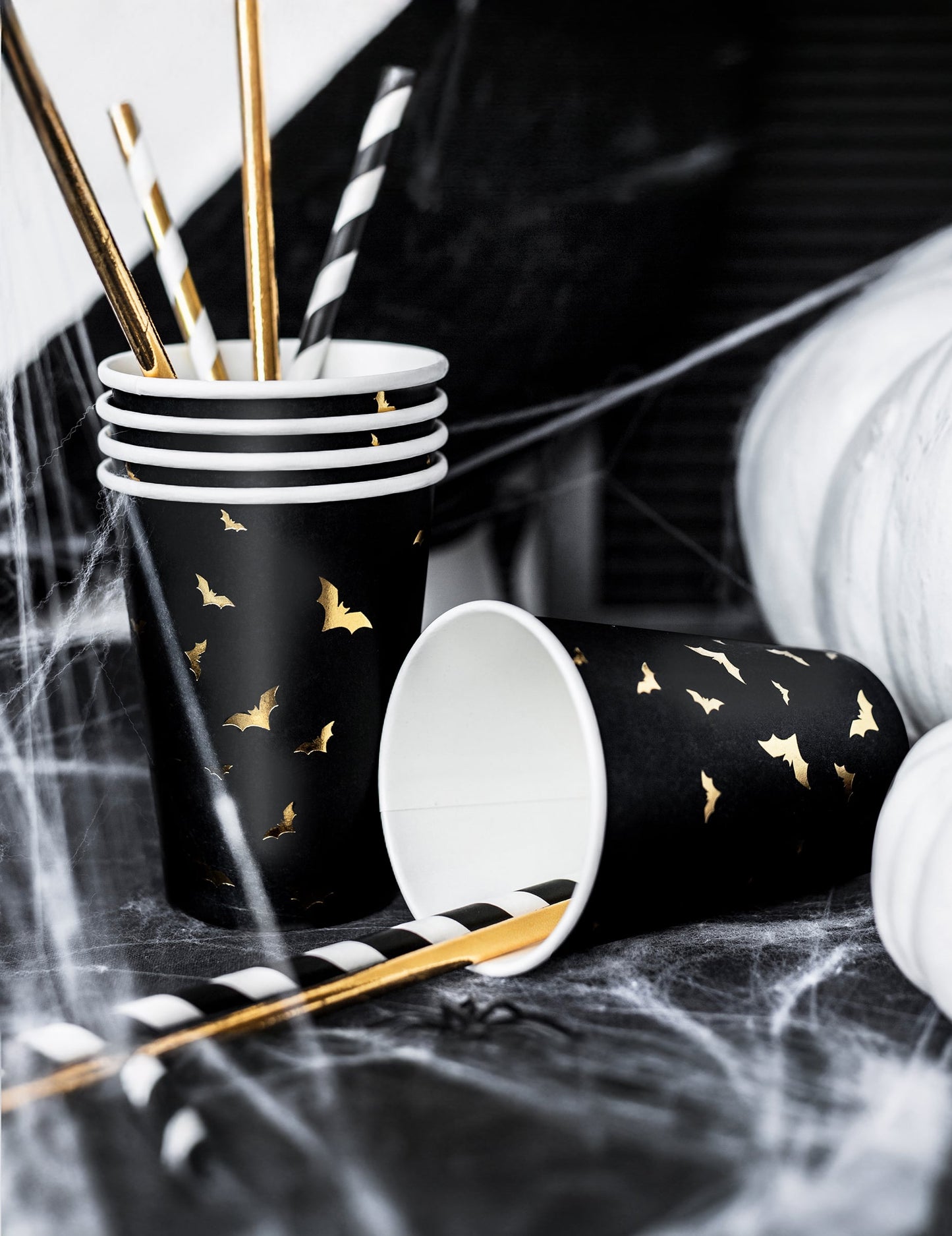 Mise en scène avec pailles du gobelet en carton chauve-souris pour Halloween