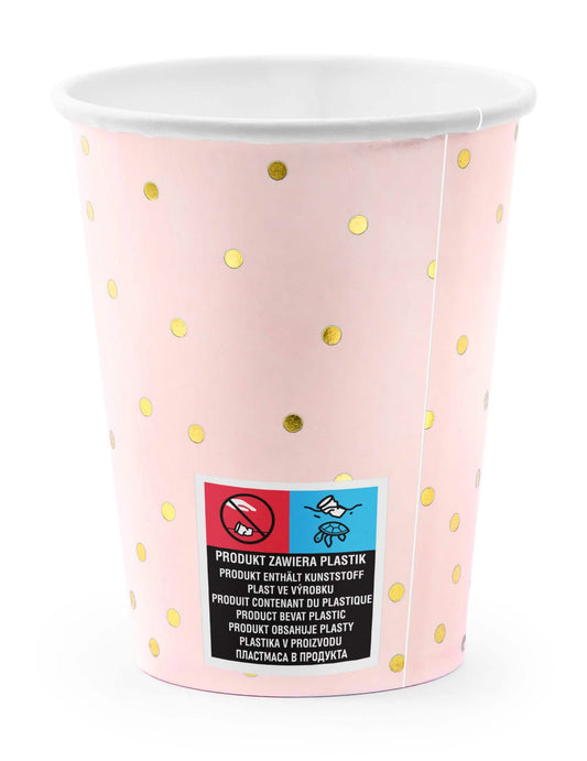 Détail du motif et du marquage du gobelet en carton rose pâle et pois dorés