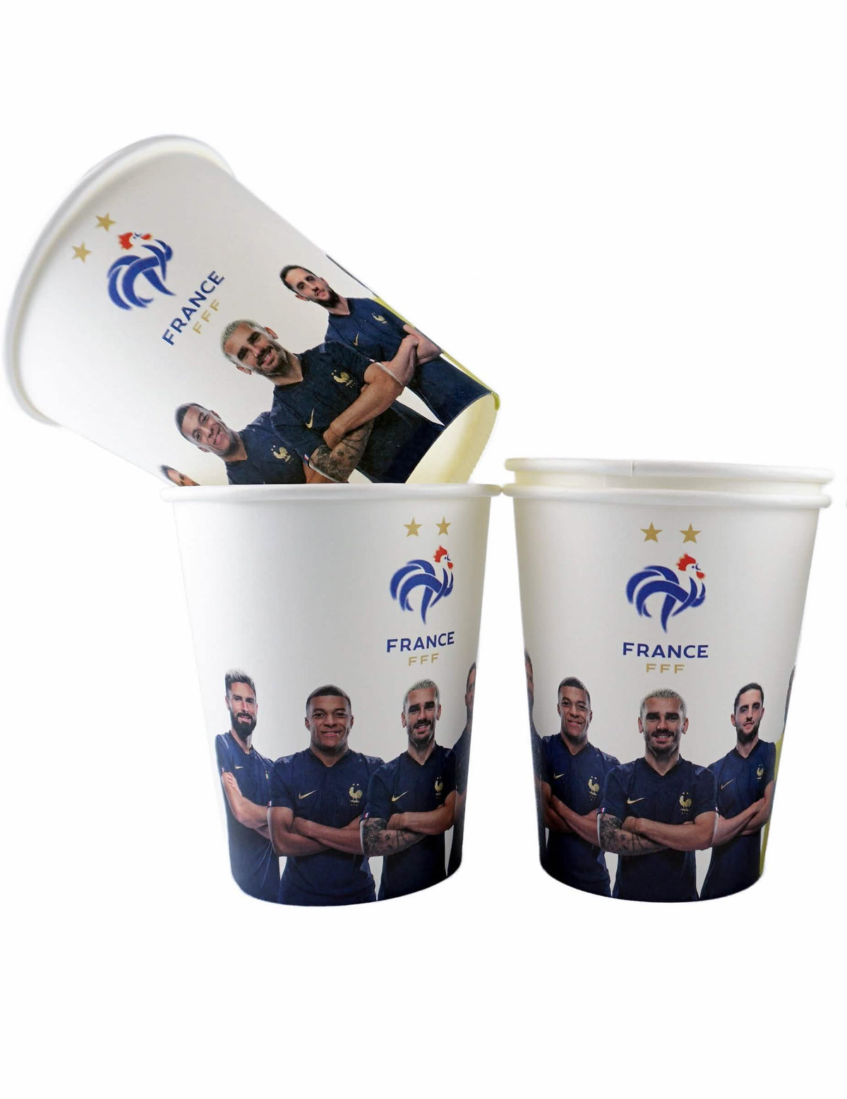 Vue d'ensemble de trois exemplaires des Gobelets FFF pour supporters