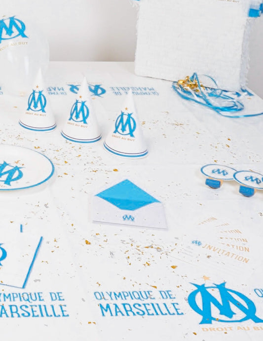 Mise en situation des invitations et enveloppes OM avec d'autres articles de fête assortis