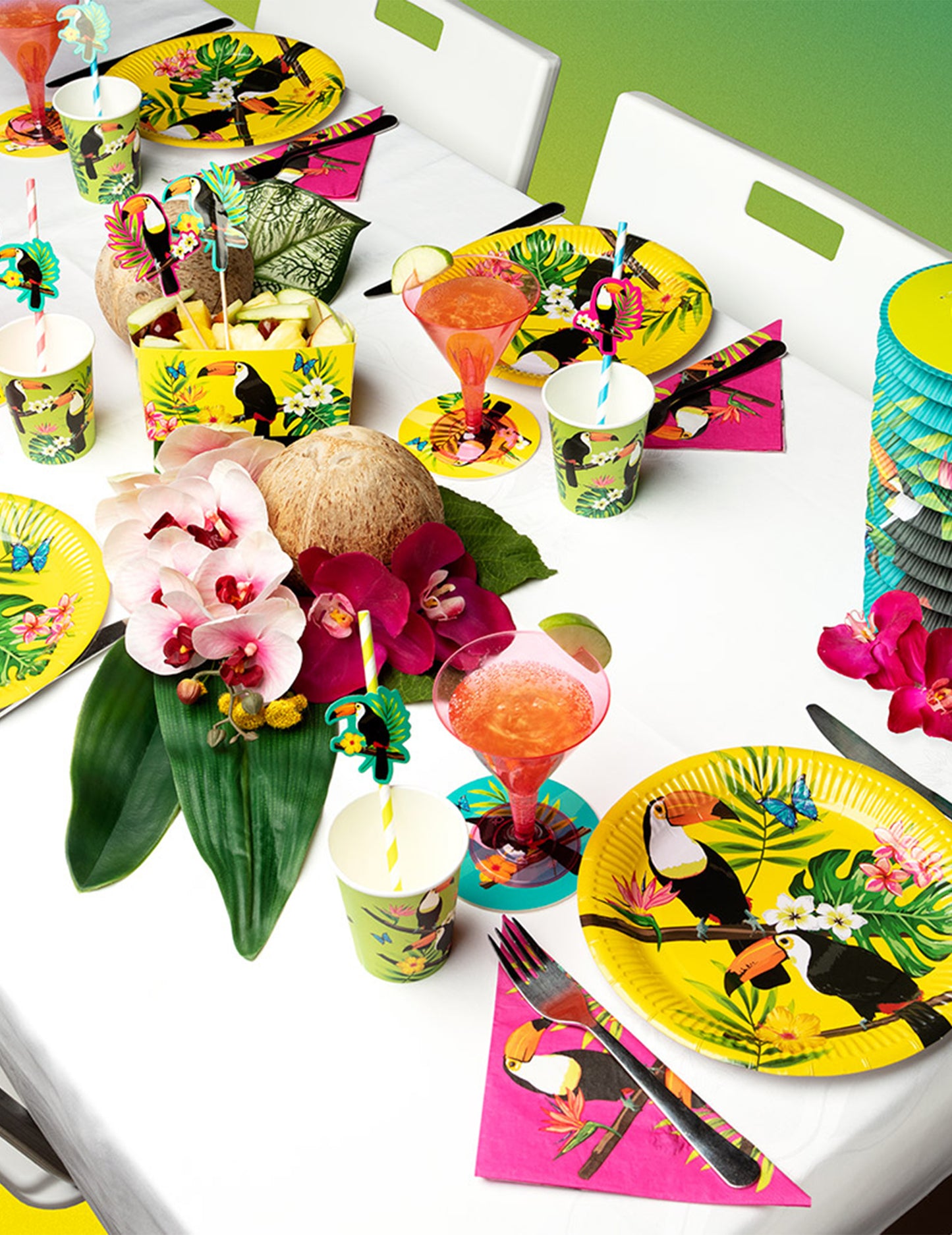 Mise en scène sur une table de fête des pailles en carton toucan