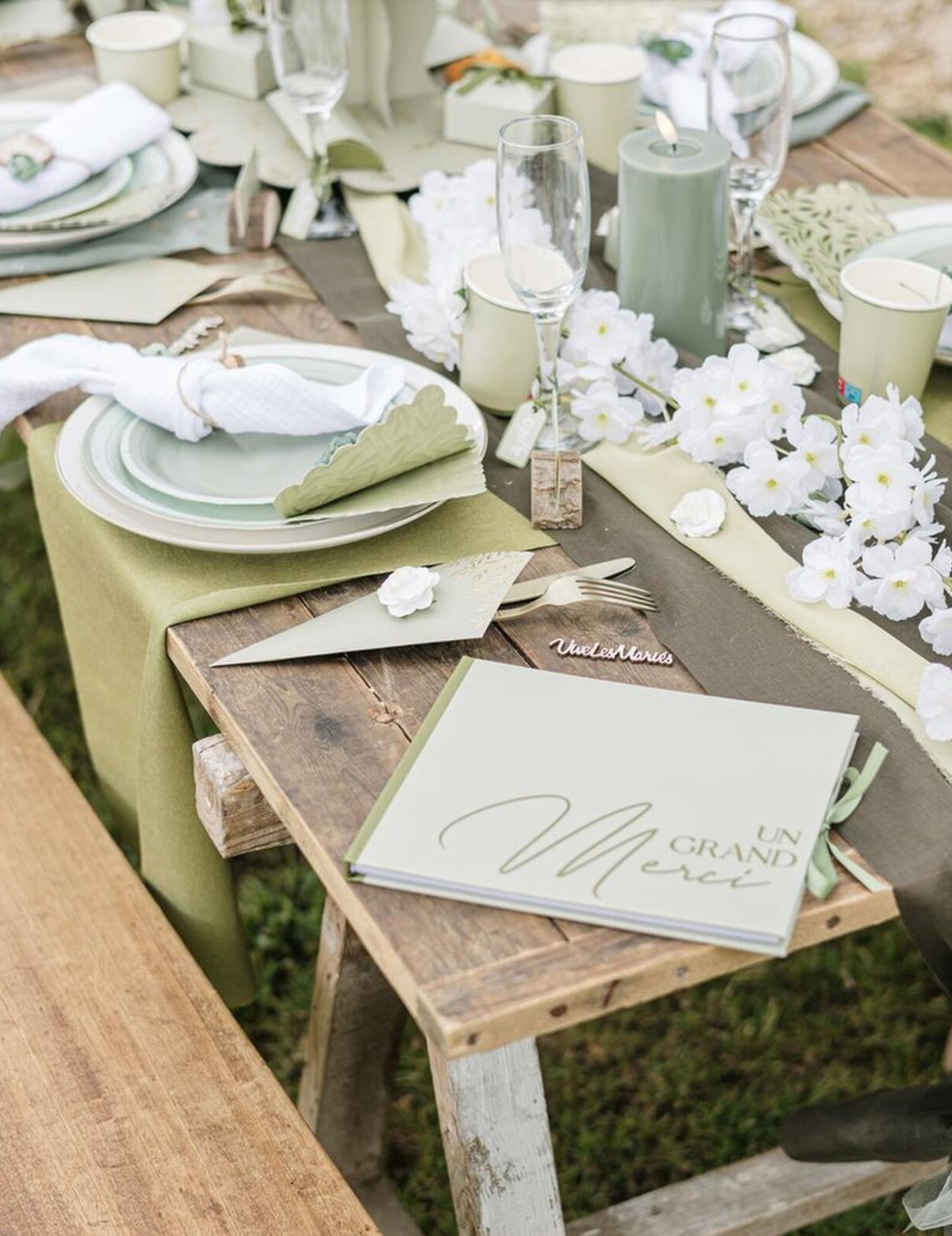 Mise en situation sur table dressée des petites assiettes décoration bohème