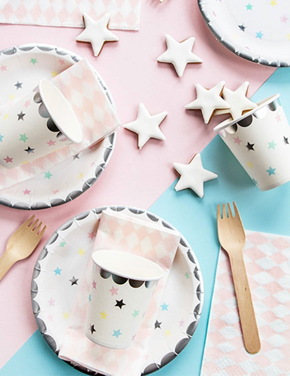Mise en scène des assiettes étoiles en carton pastel