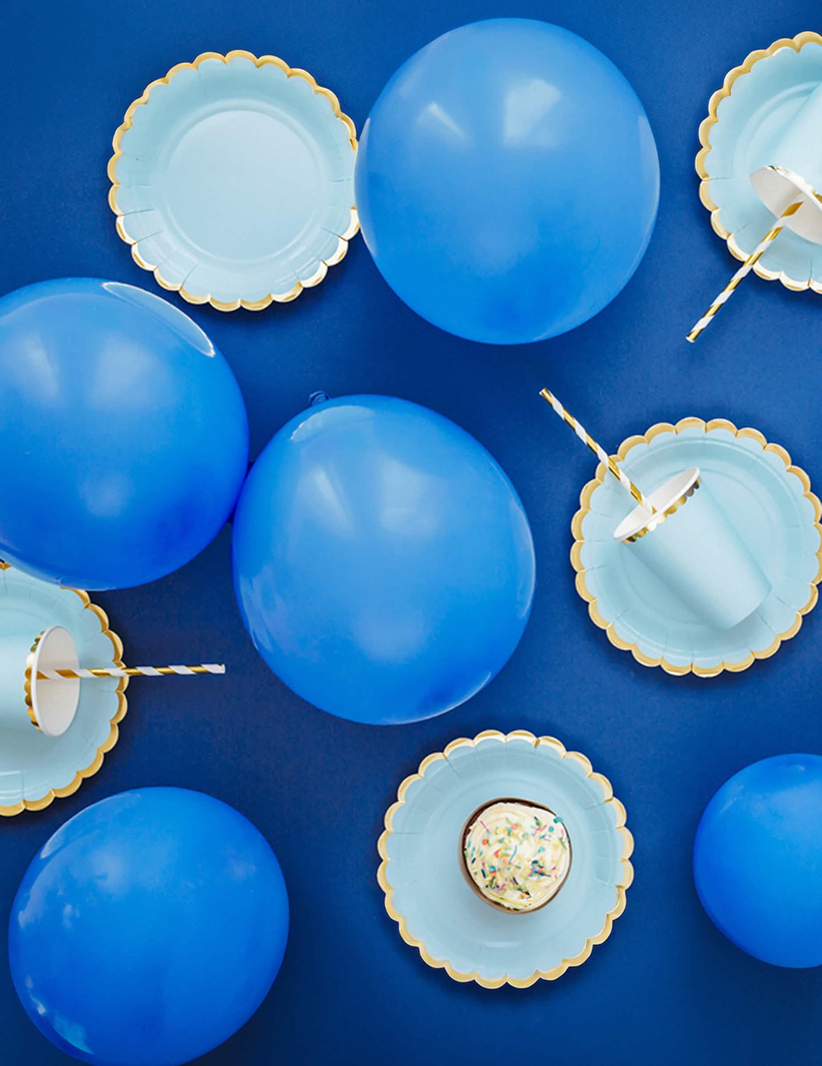 Vue de dessus de la décoration de fête avec les assiettes en carton bleu ciel et dorure dentelée