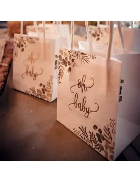 Gros plan sur les détails dorés du sachet à goodies Oh Baby eucalyptus