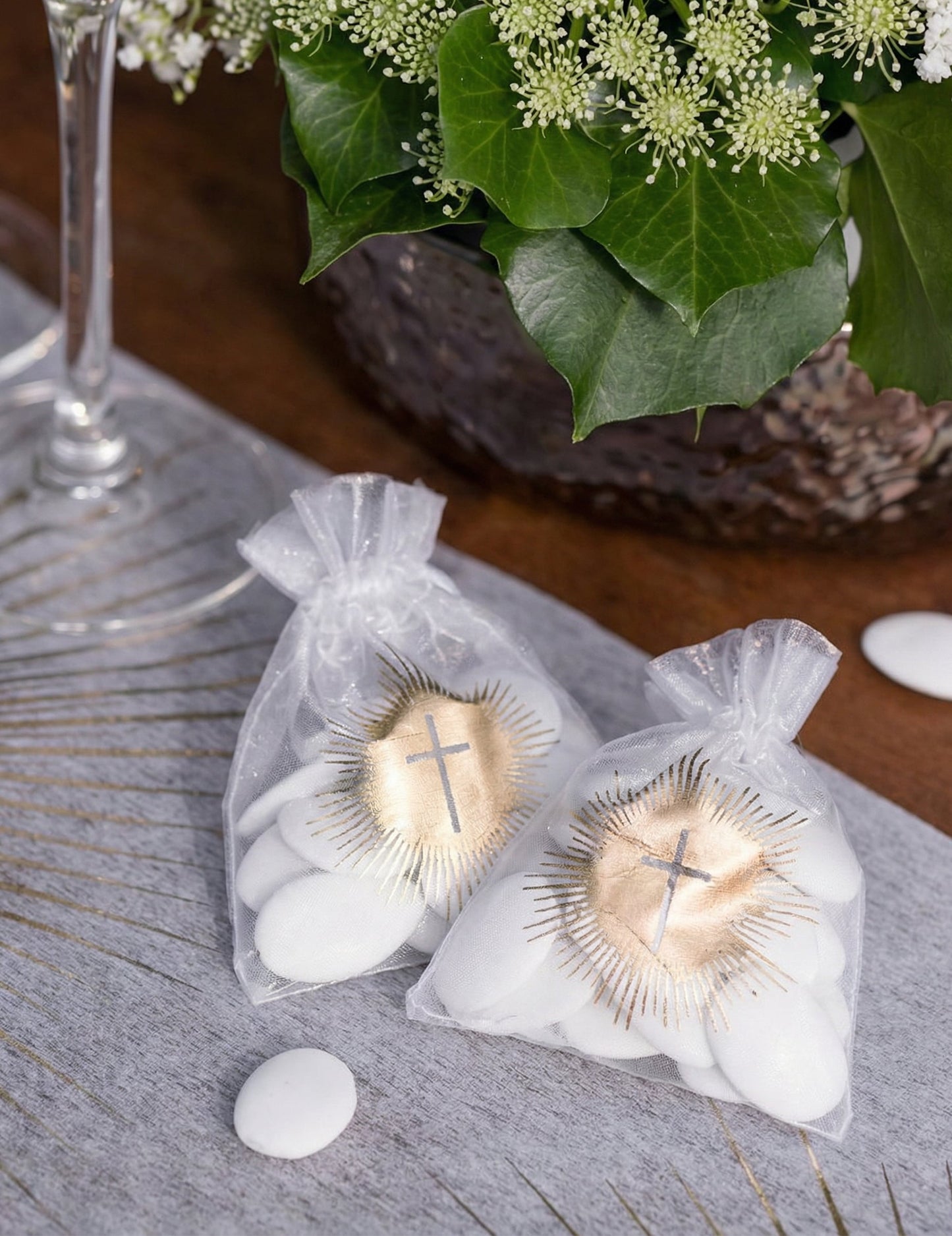 Sachets organdi de cérémonie blanc et doré avec croix