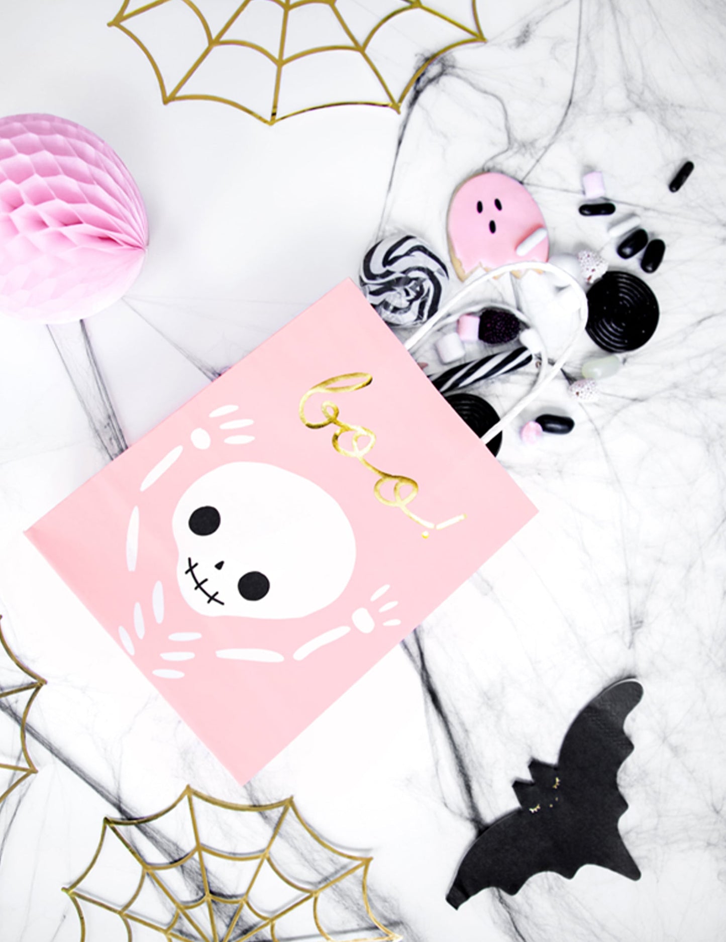 Vue de dessus avec bonbons des sacs à bonbons boo pour Halloween