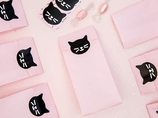 Mise en scène des sacs cadeaux en papier chaton