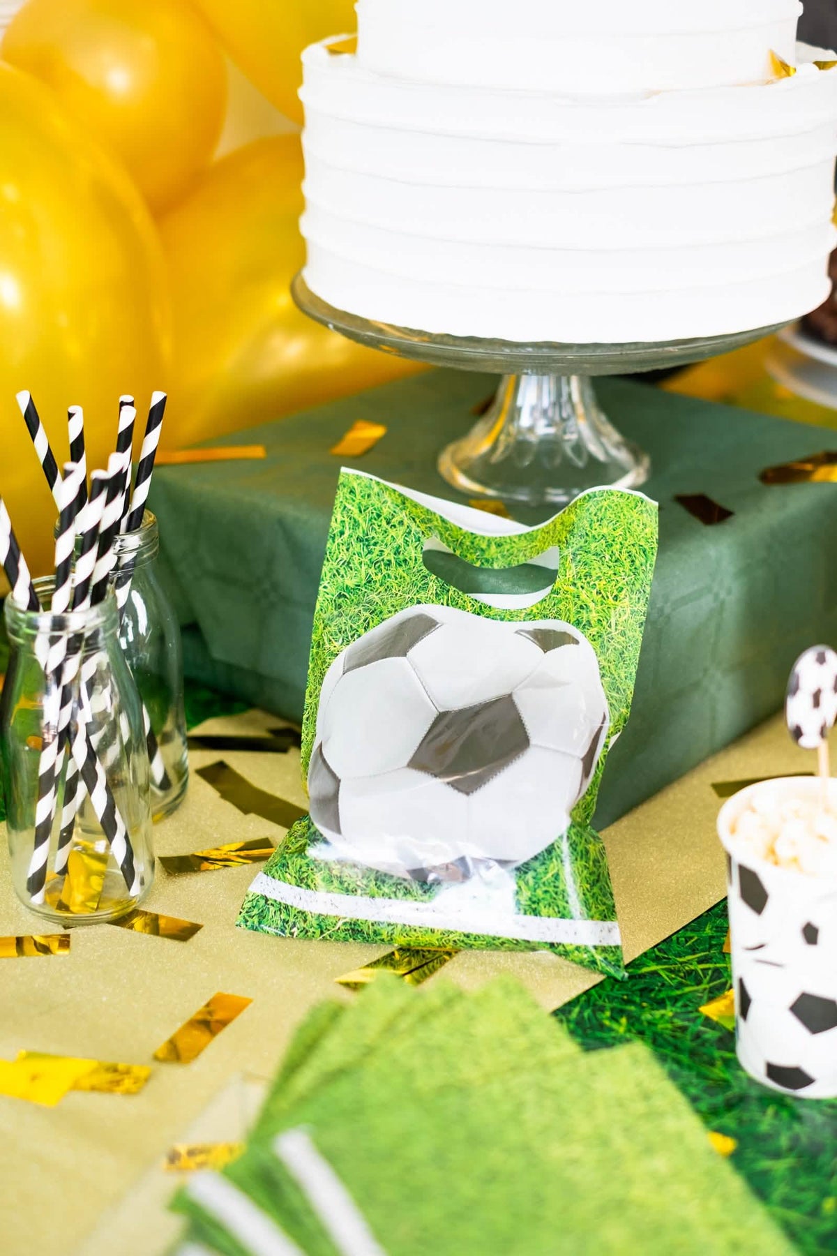 Mise en scène sur une table des sacs de fête en plastique football party