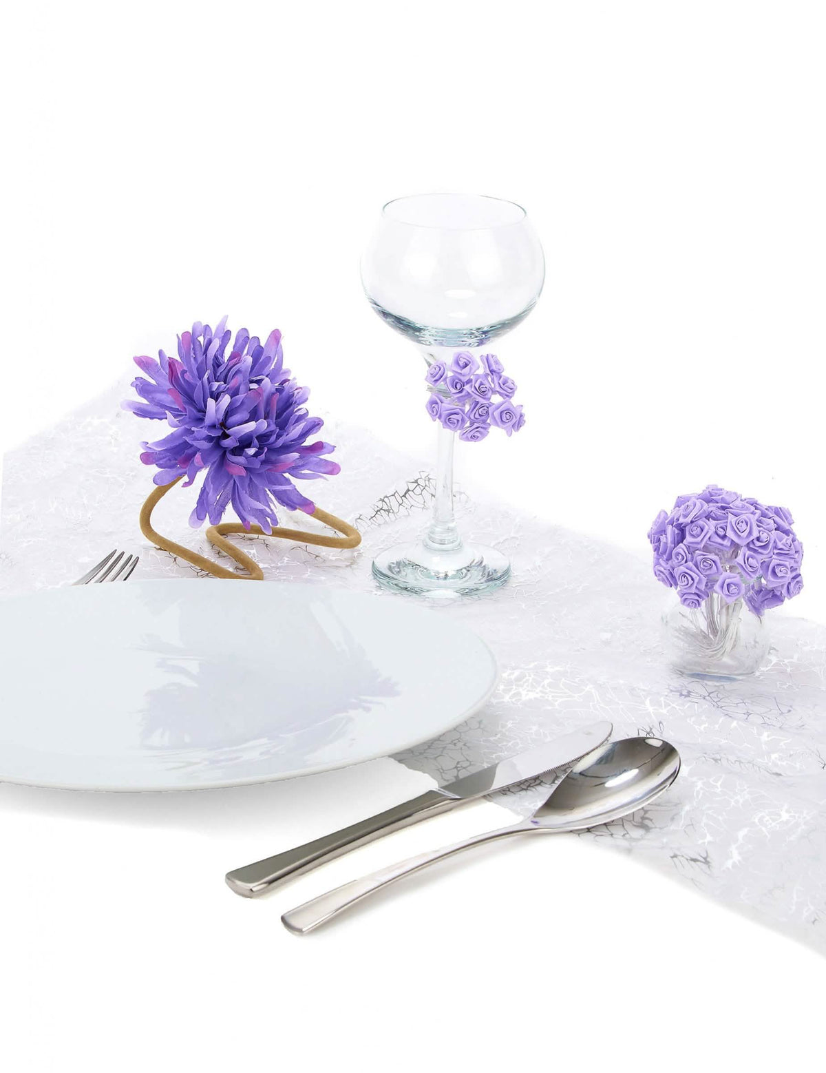 Inszenierung auf einem Festtisch mit Mini-Satinschleifenrosen zur Hochzeitstischdekoration in Fliederfarben