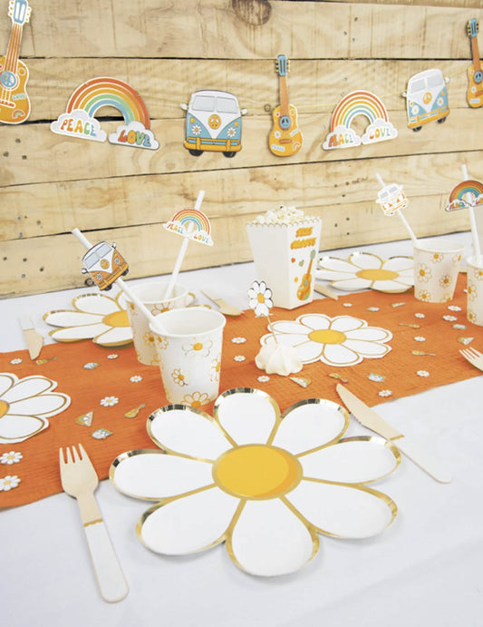 Mise en scène sur une table des assiettes en carton Marguerite