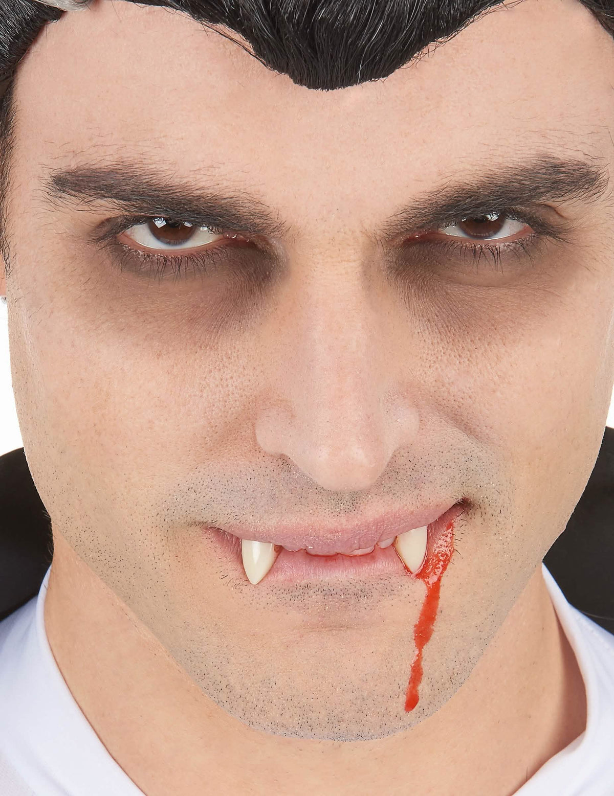 Détail de l'effet sanglant sur le visage des capsules de faux sang Halloween