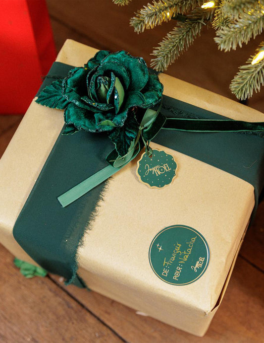8 Geschenkanhänger Frohe Weihnachten Klassik Tannengrün Gold 4,5 cm