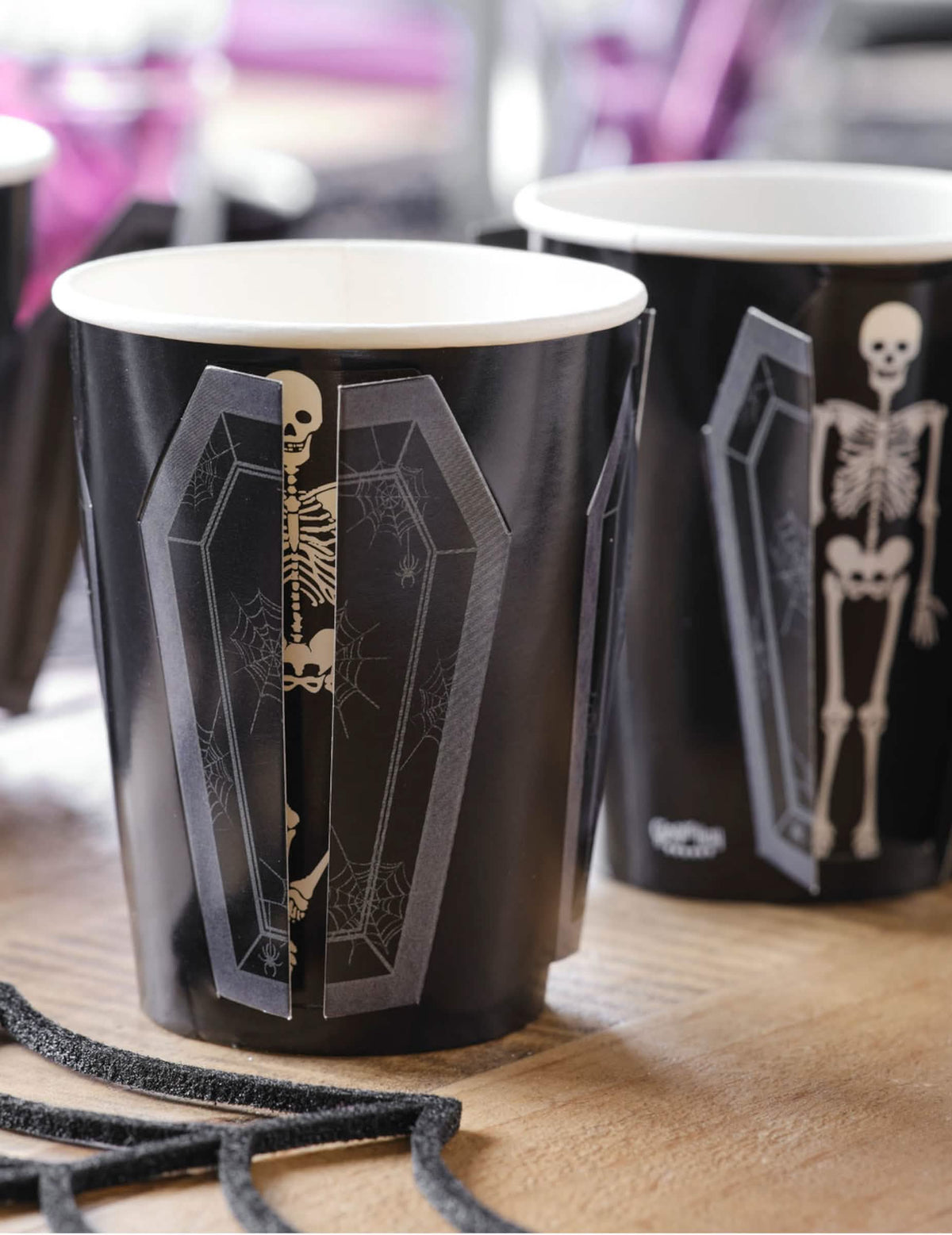 Gobelets en carton cercueil squelette pour Halloween noirs avec motif de squelette blanc dans un cercueil
