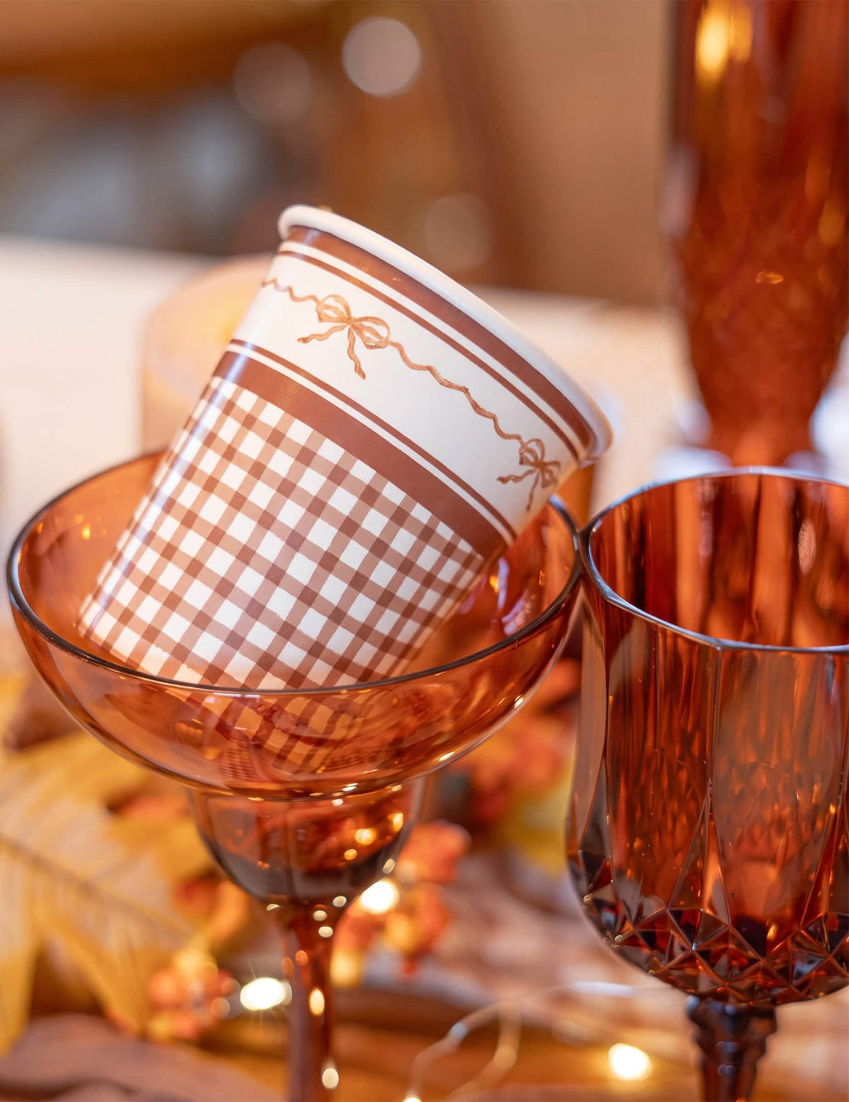 Set mit 8 Cottage Living Pappbechern 255 ml