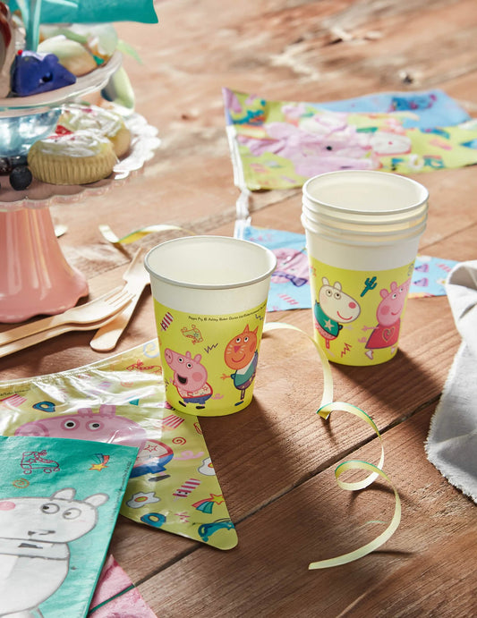 Mise en situation sur une table d'anniversaire des gobelets en carton Peppa Pig