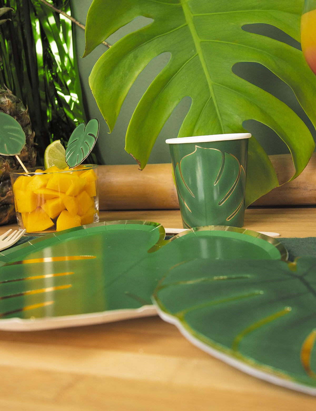 Présentation de table des gobelets tropical pour fête