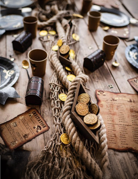 Mise en scène des invitations avec enveloppes carte au trésor pirate pour anniversaire
