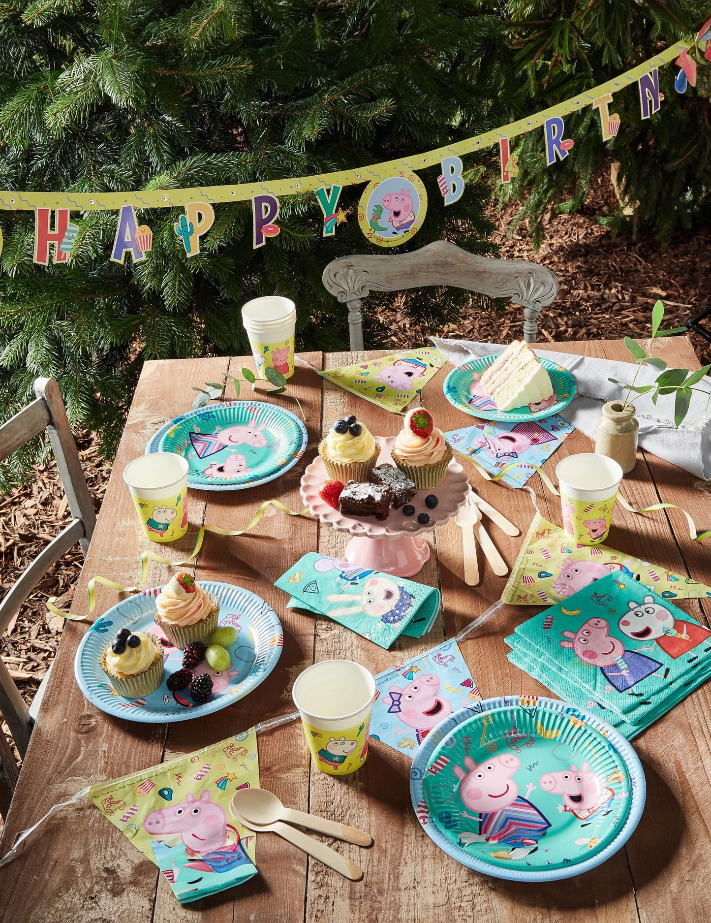 Vue d'ensemble de la table de fête avec les petites assiettes en carton Peppa Pig