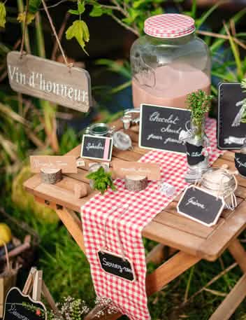 Ländliche Inszenierung der klassischen Hochzeitstafelnummer